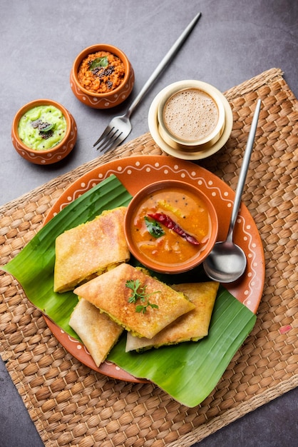 Cortar Masala dosa o primavera dosa es una comida del sur de la India servida con sambhar y chutney de coco