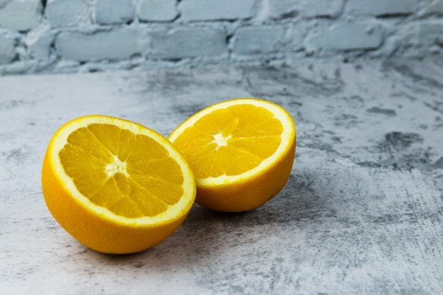 Cortar naranjas en una mesa de luz de hormigón