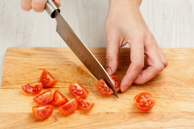 Cortar os legumes com uma faca de cozinha no quadro