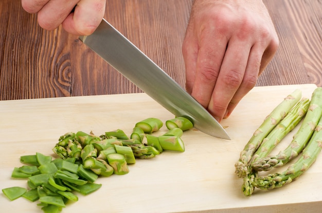 Cortar os legumes com uma faca de cozinha no quadro