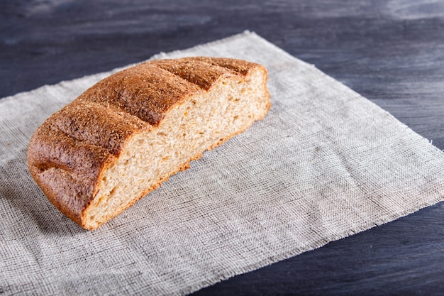 Cortar el pan de alforfón en la servilleta de lino.