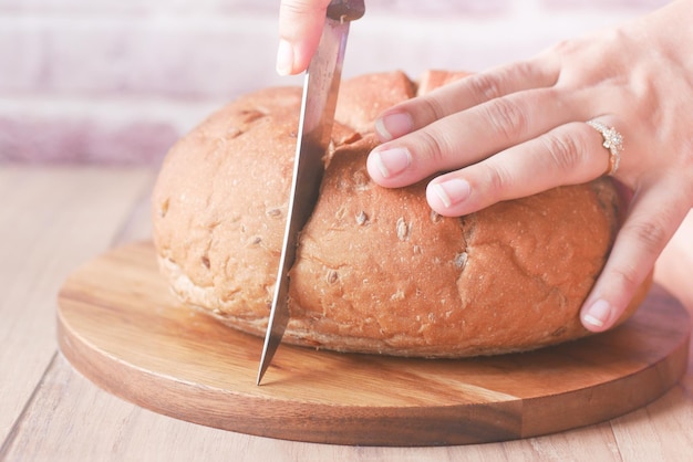 Cortar pan de frente horneado en la mesa