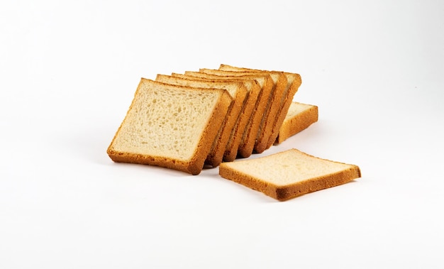 Cortar pão de trigo branco em um fundo branco