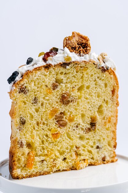 Cortar pastel de Pascua con nueces y frutos secos Fondo blanco.