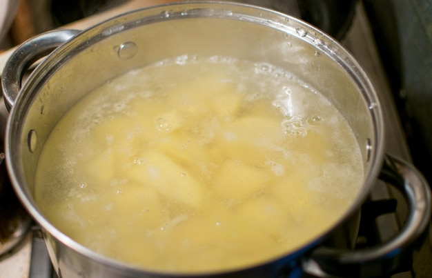 Cortar las patatas en un cazo con agua puesta a hervir