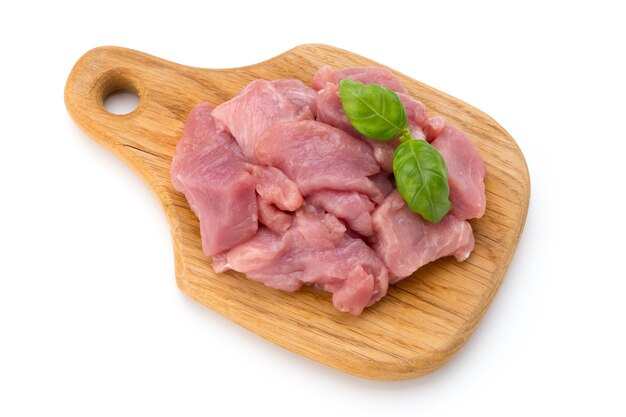 Cortar pedaços de carne crua de carne picada isolada no branco.