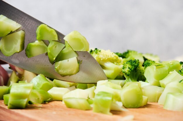 Cortar un pepino fresco con un cuchillo