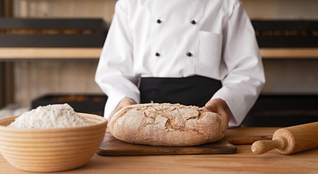 Cortar pequeno padeiro com pão fresco
