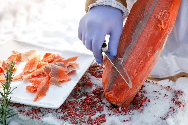 Cortar pescado congelado en filetes