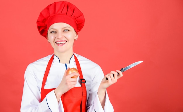 Cortar y picar la cebolla. Sufre pero sigue haciéndolo. Ardor en los ojos y lágrimas cortando cebollas. Chef cocinero pelando cebolla. Rutina de cocina. Ama de casa cocina llorando mientras corta la cebolla. Chica cocinando comida sana.