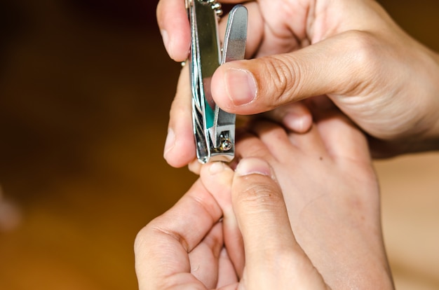 Foto cortar las uñas de los pies