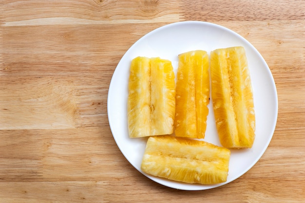 Cortar la piña en el plato.