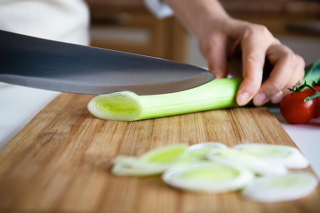 Cortar el puré fresco en una tabla de madera