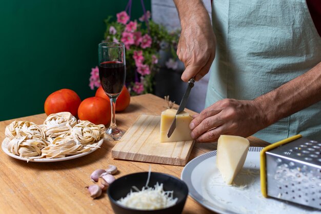 Cortar el queso y preparar la cena