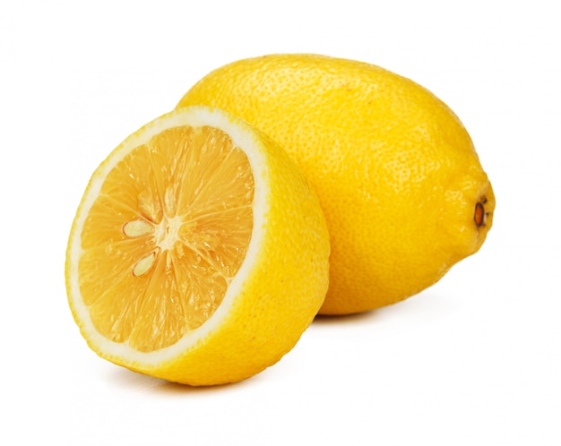Cortar una rodaja de limón aislado en blanco