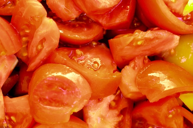 Cortar rodajas de tomates rojos dispersos al azar
