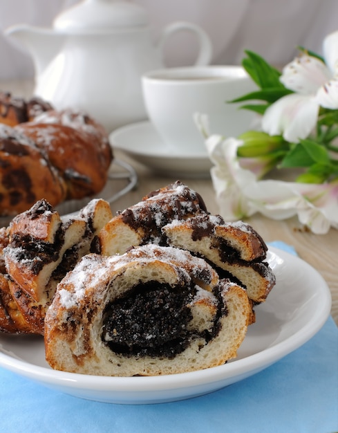 Cortar el rollo de amapola en la mesa de té