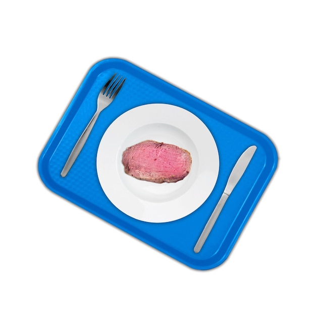 Cortar el solomillo de ternera en un plato con tenedor y cuchillo
