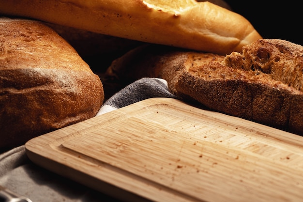 Cortar el surtido de pan para un fondo