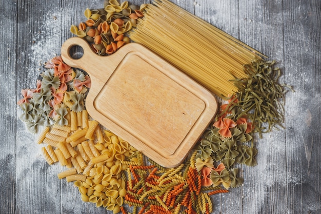 Cortar tabla de madera con la abundancia de pasta.