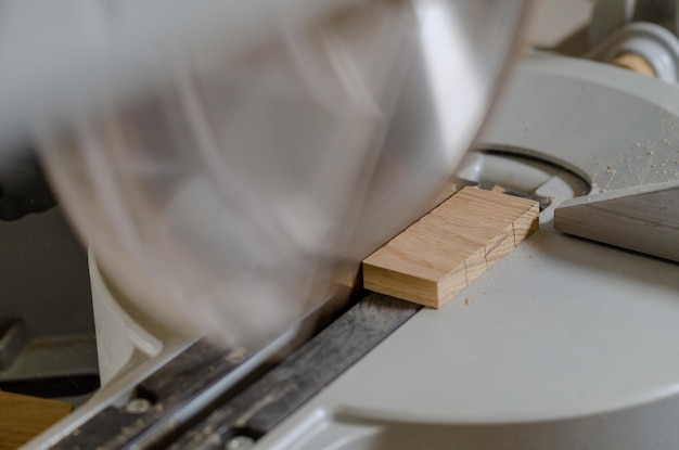 Foto cortar una tabla de madera en una máquina de carpintería industria de la carpintería