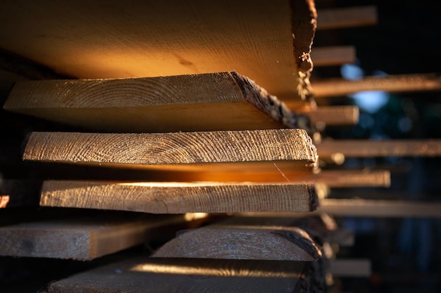 Cortar tablas de madera en el trabajo de carpintero del taller de carpintería