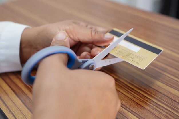 Foto cortar la tarjeta de crédito o débito con tijeras después de usar el cancle.