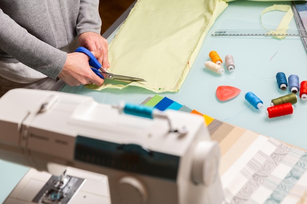 Foto cortar tela de menta a medida con las tijeras de sastre concepto de artesanía de costura