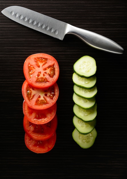 Cortar tomate y pepino con un cuchillo.