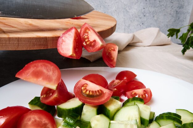 Cortar los tomates caen en un plato