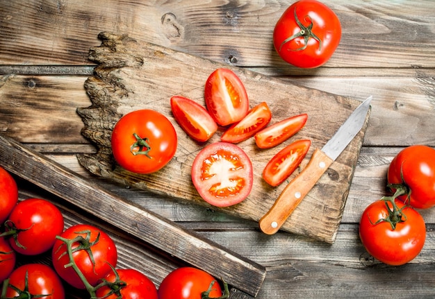 Cortar los tomates en una tabla de cortar con un cuchillo