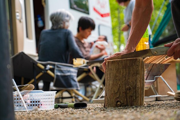 Cortar troncos en el campamento.