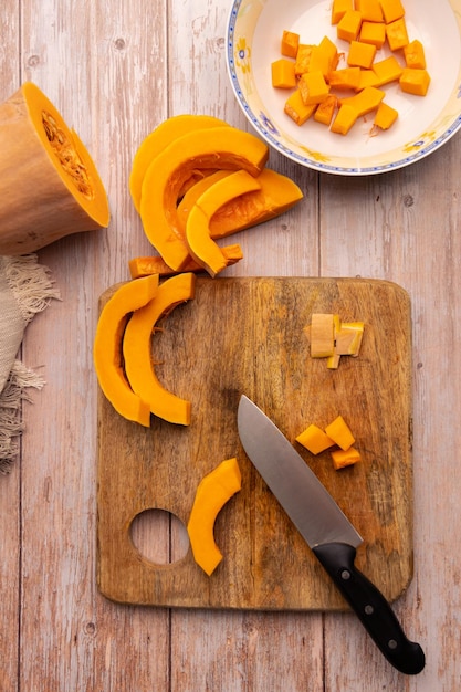 Cortar trozos de calabaza en una tabla de cortar