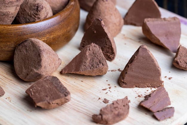 Cortar en trozos caramelos de trufa en una tabla