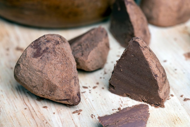 Cortar en trozos caramelos de trufa en una tabla