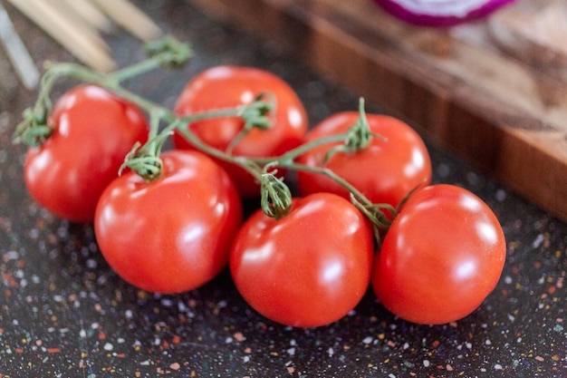 Cortar verduras orgánicas frescas para hacer kebabs de verduras.