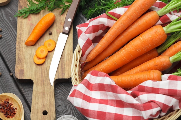 Cortar zanahorias saludables en rodajas en la tabla de cortar en la cocina