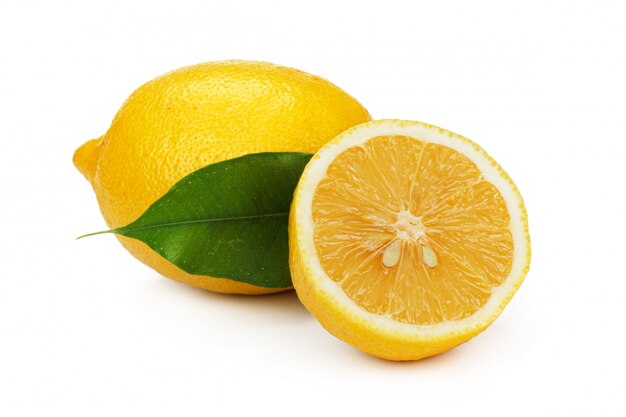 Corte a fatia de limão isolada na superfície branca