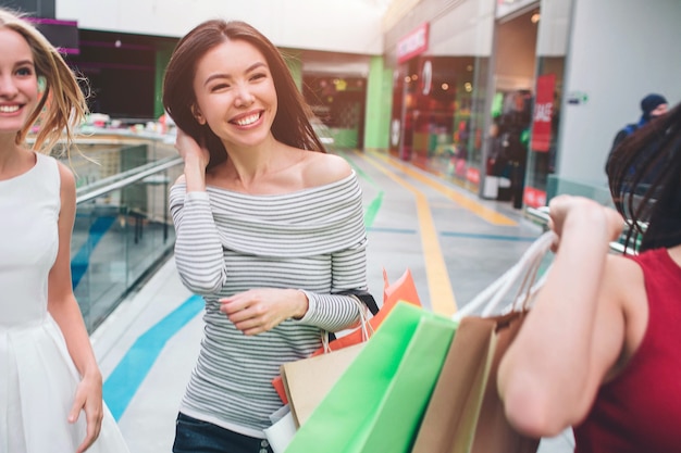 Corte a imagem de garotas positivas e felizes caminhando juntas