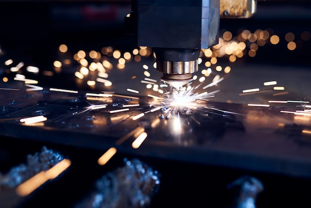 Corte a laser cnc de metal close-up, moderna tecnologia industrial. pequena profundidade de campo