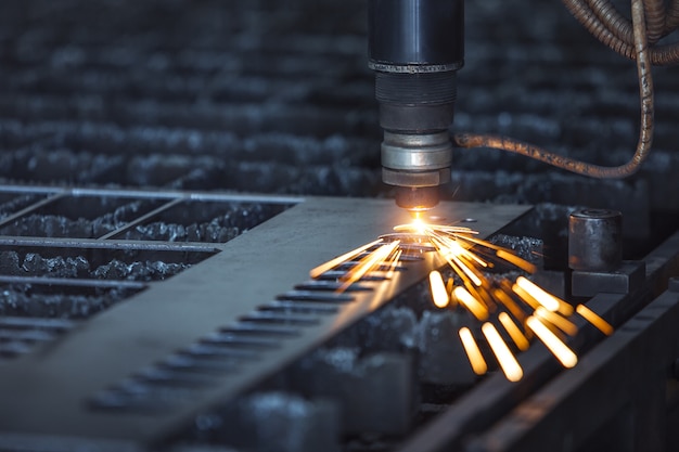 Corte a laser cnc de metal, moderna tecnologia industrial. pequena profundidade de campo.