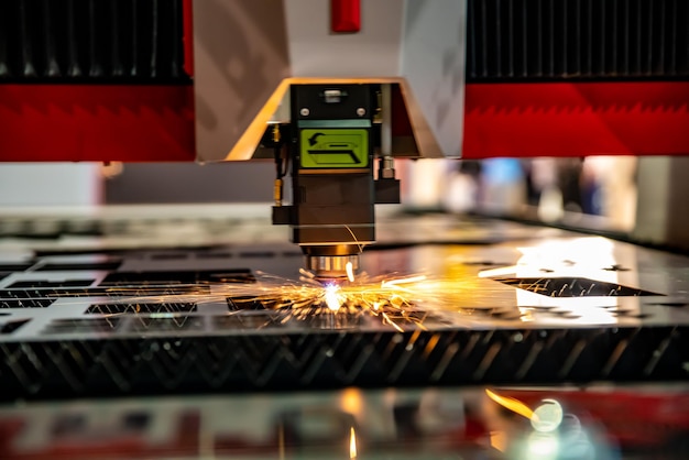 Corte a laser CNC de metal, tecnologia industrial moderna. Profundidade de campo pequena. Aviso - tiro autêntico em condições desafiadoras.