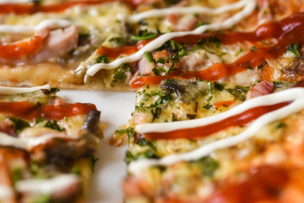 Corte a pizza italiana em um prato branco, close-up