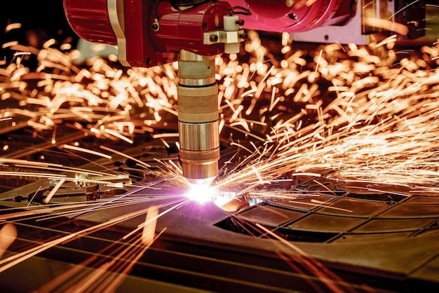 Corte a plasma a laser CNC de metal, tecnologia industrial moderna. . Profundidade de campo pequena. Aviso - tiro autêntico em condições desafiadoras. Um pouco granulado e talvez borrado.