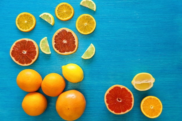 Corte de alimentos crudos y frutas cítricas enteras pomelo limón naranja Vista desde arriba frutas o