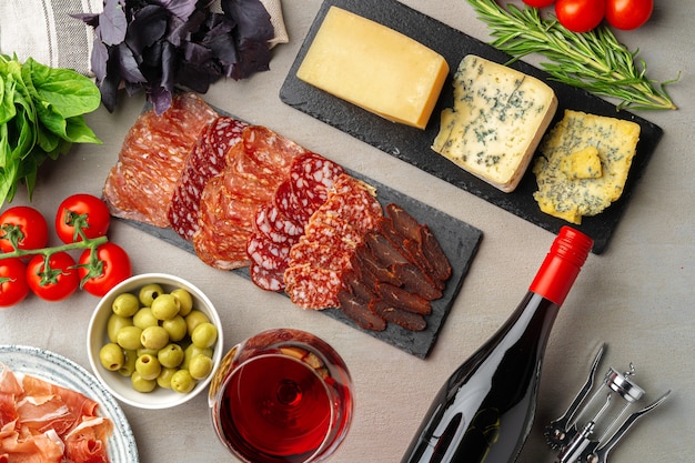 Corte de carne y queso sobre fondo gris