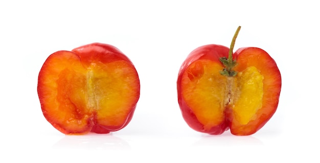 corte de cereza aislado sobre fondo blanco