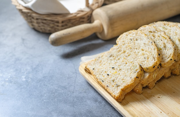 Foto corte com fatias e pão integral pão fresco caseiro no chão