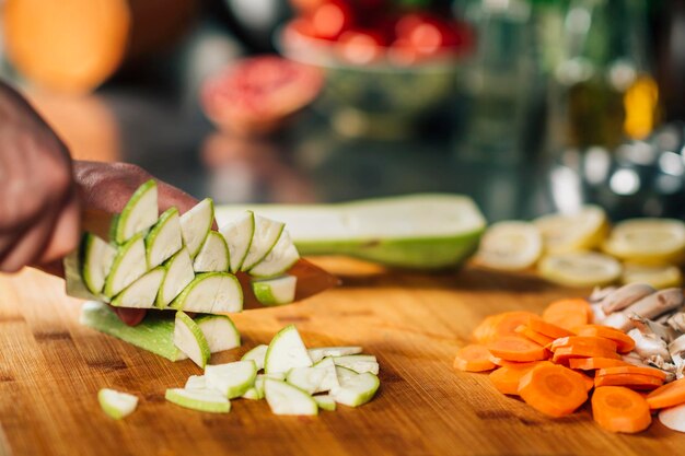 Corte de abobrinha fresca preparando refeição vegana