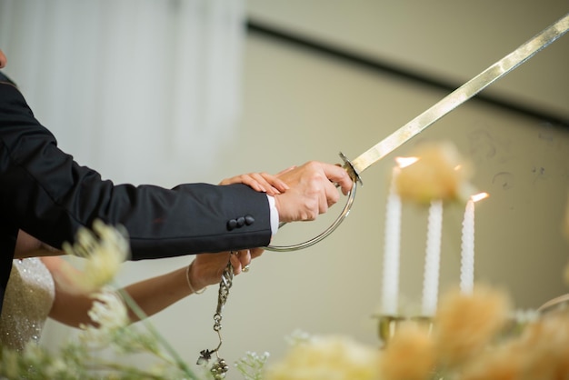 corte de bolo casamento casal de mãos dadas celebração